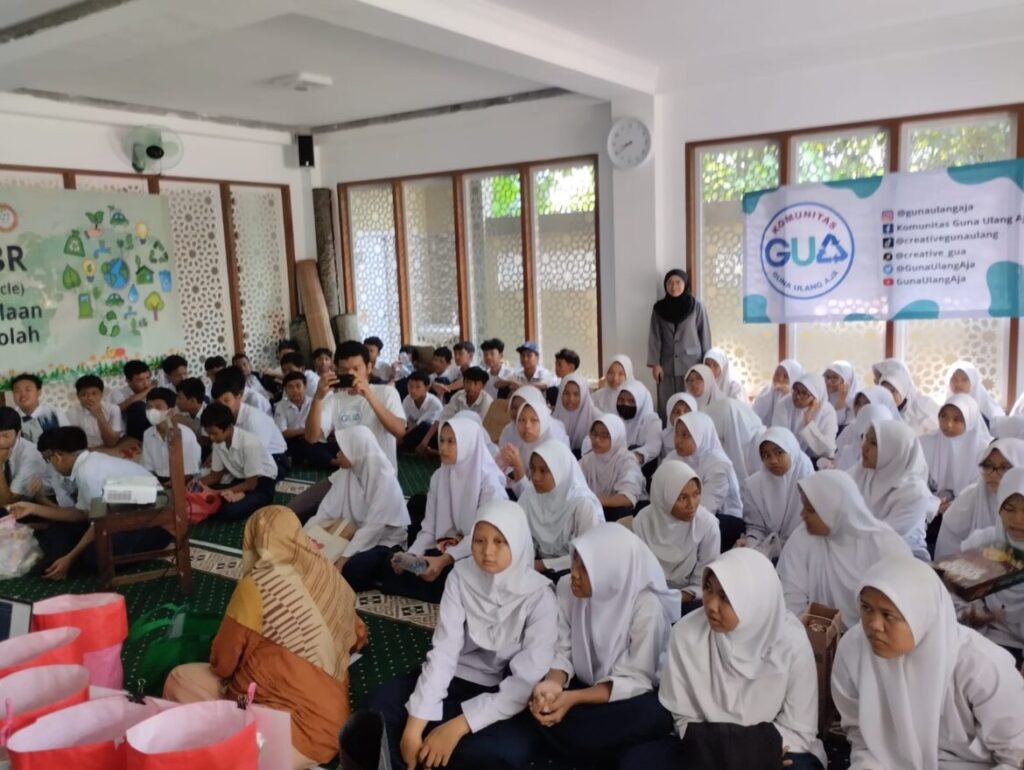 Kunjungi Madrasah Tsanawiyah Yaspina, Komunitas GUA Edukasi Praktik Guna Ulang Untuk Kurangi Sampah